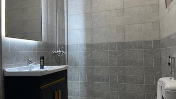 Douche, serviettes fournies, savon, papier toilette