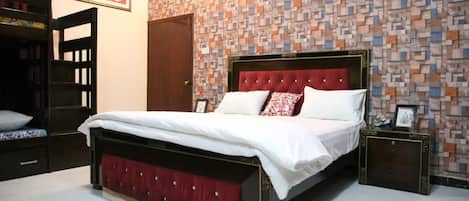 6 bedrooms, iron/ironing board, Internet, bed sheets