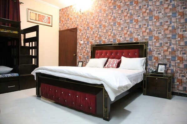 6 bedrooms, iron/ironing board, internet, bed sheets