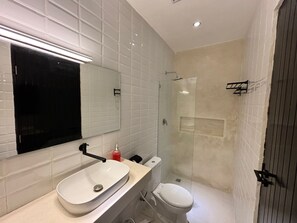 Douche, sèche-cheveux, serviettes fournies, savon