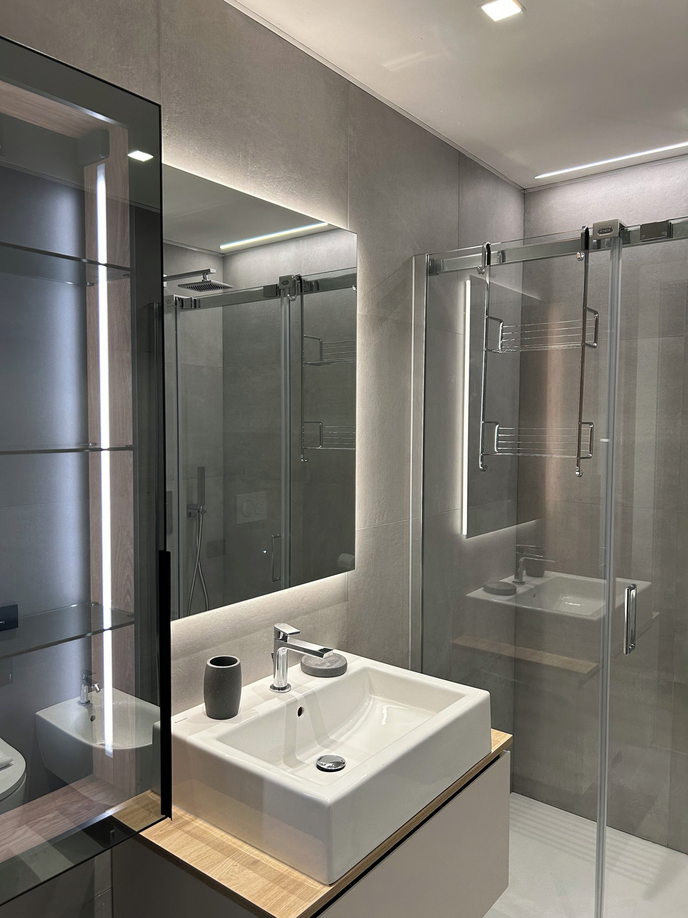 Douche, sèche-cheveux, bidet, serviettes fournies