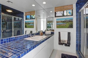 Haartrockner, Bidet, Handtücher, Seife