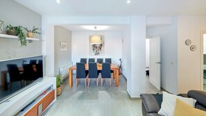 Televisio, takka, DVD-soitin, stereot