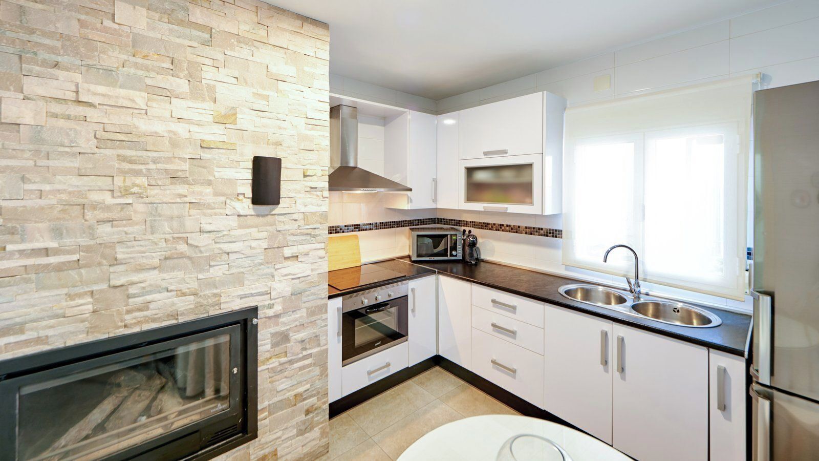 Frigorífico, microondas, horno y placa de cocina