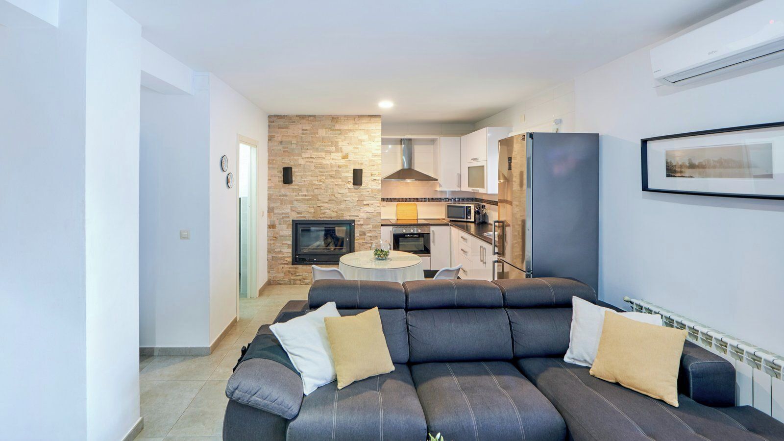 Una televisión, una chimenea, un reproductor de DVD