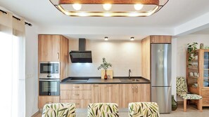 Refrigerador, microondas, horno y parrilla de estufa