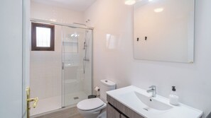 Een douche, een haardroger, handdoeken