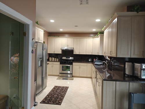 RYDER CUP Enjoyable 3-bedroom house in Hicksville near LIRR and major Highways