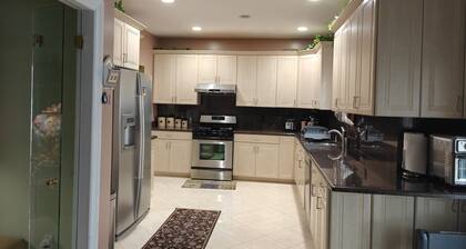 RYDER CUP Enjoyable 3-bedroom house in Hicksville near LIRR and major Highways