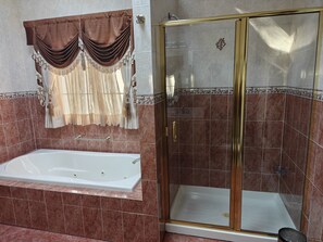 Secadora de cabello, toallas, jabón, papel de baño