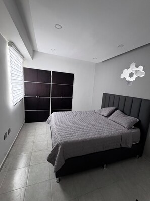 2 bedrooms, iron/ironing board, WiFi