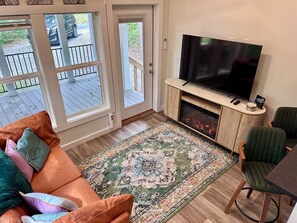 Una Smart TV, una chimenea
