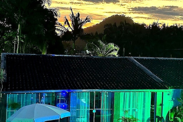 Piscina externa sazonal, funciona das 9h às meio-dia, guarda-sóis