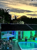 Piscina externa sazonal, funciona das 9h às meio-dia, guarda-sóis