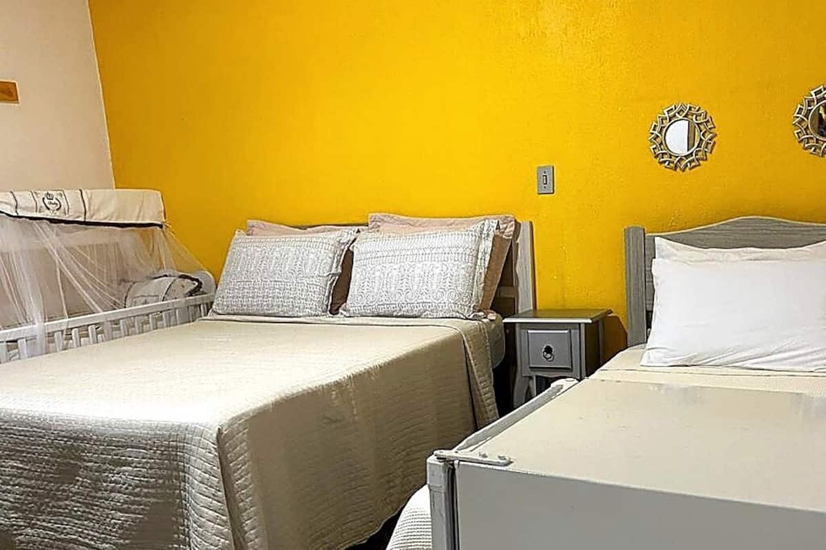 Habitación cuádruple familiar | Espacio para trabajar con un portátil y cortinas opacas