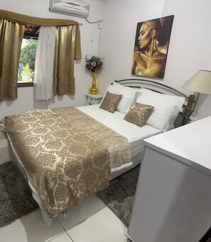 Laptop workspace, blackout drapes, iron/ironing board, free WiFi