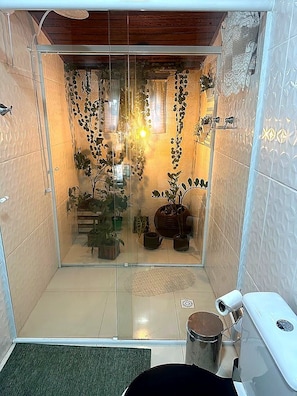 Ducha, toallas, jabón y champú