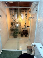 Chuveiro, toalhas de banho, sabonete, shampoo