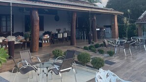 Outdoor dining - Pousada Rainha do Mar  (São Francisco do Sul)