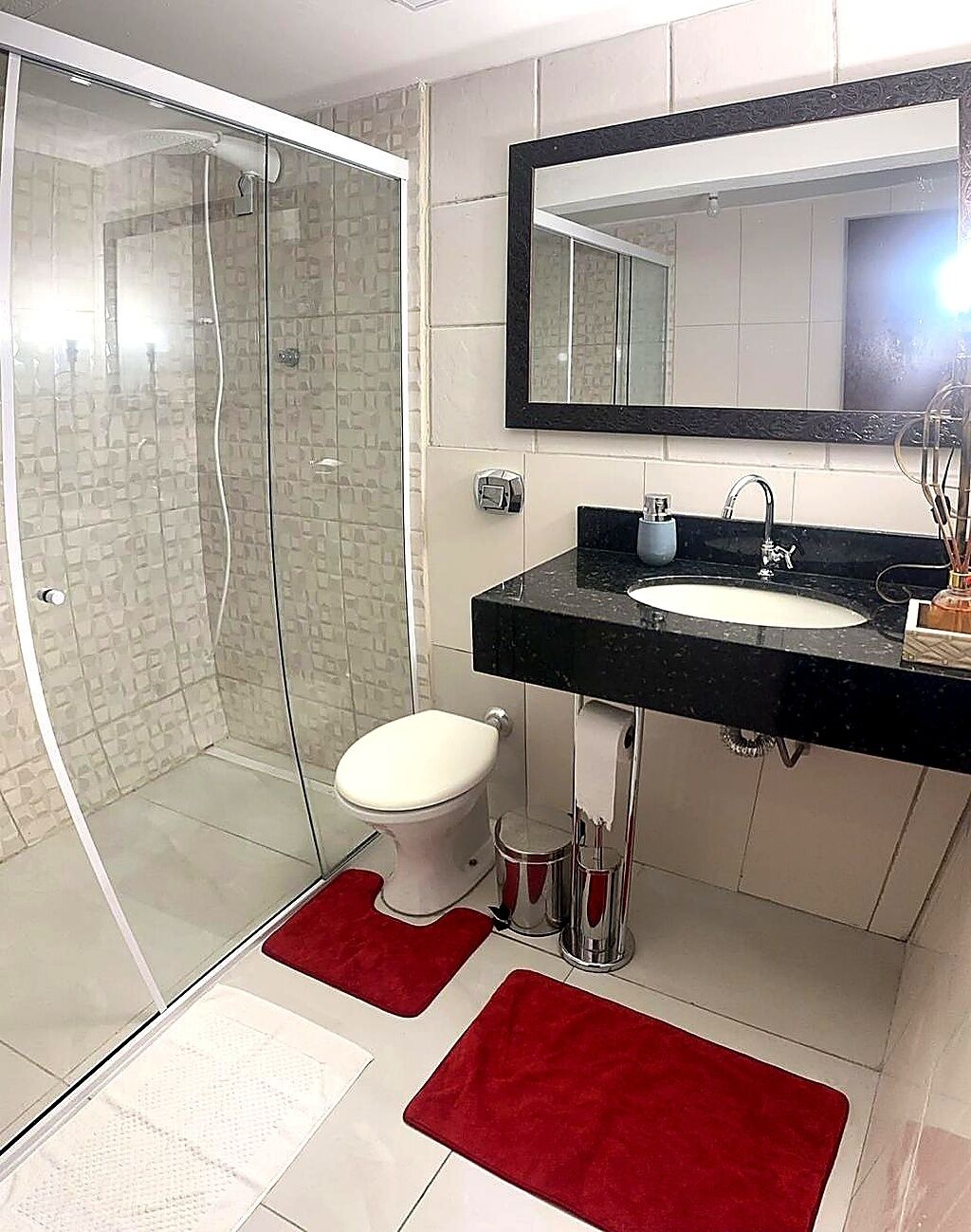 Douche, serviettes fournies, savon, shampoing