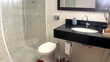 Douche, serviettes fournies, savon, shampoing
