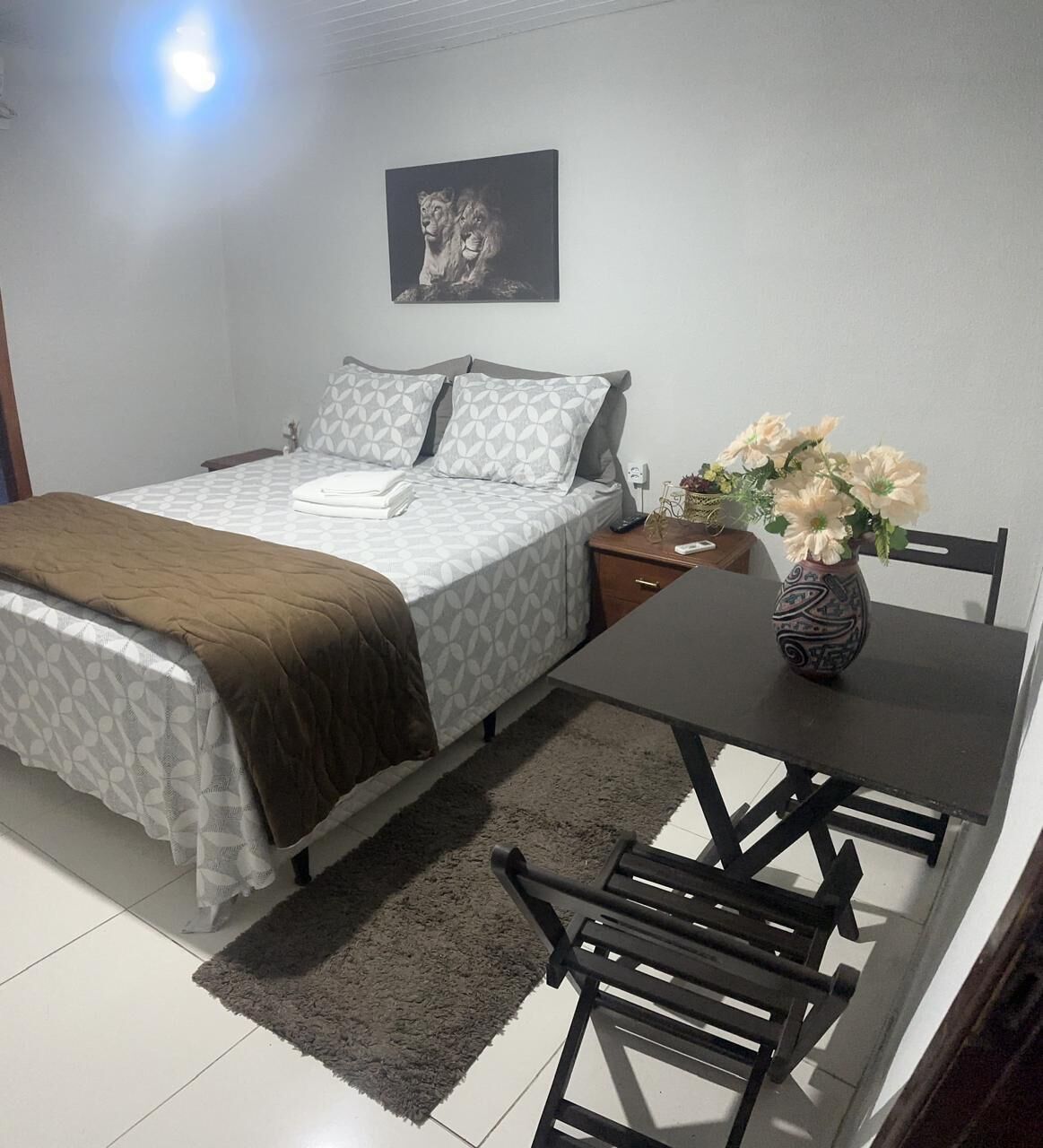 Habitación cuádruple familiar | Espacio para trabajar con un portátil y cortinas opacas