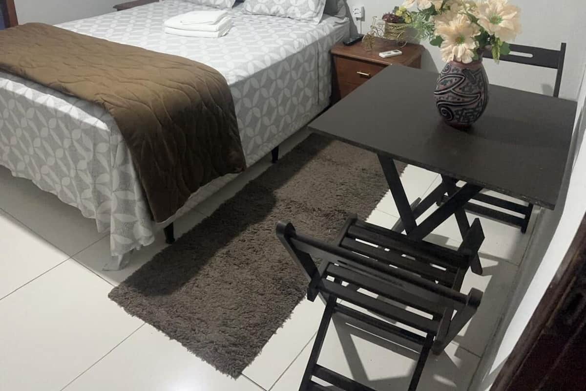 Habitación cuádruple familiar | Espacio para trabajar con un portátil y cortinas opacas