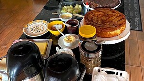 A kitchen counter with various food items, utensils, and containers. - Pousada Rainha do Mar  (São Francisco do Sul)