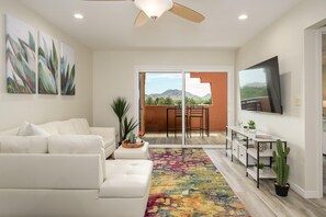 Smart-TV, Tischtennisplatte, Bücher