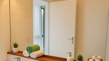 SĂšche-cheveux, serviettes fournies, papier toilette