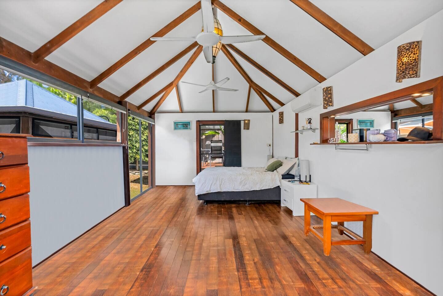 3 عدّة غرف نوم  ومكواة/لوح كي وخدمة الإنترنت وملاءات أسرّة