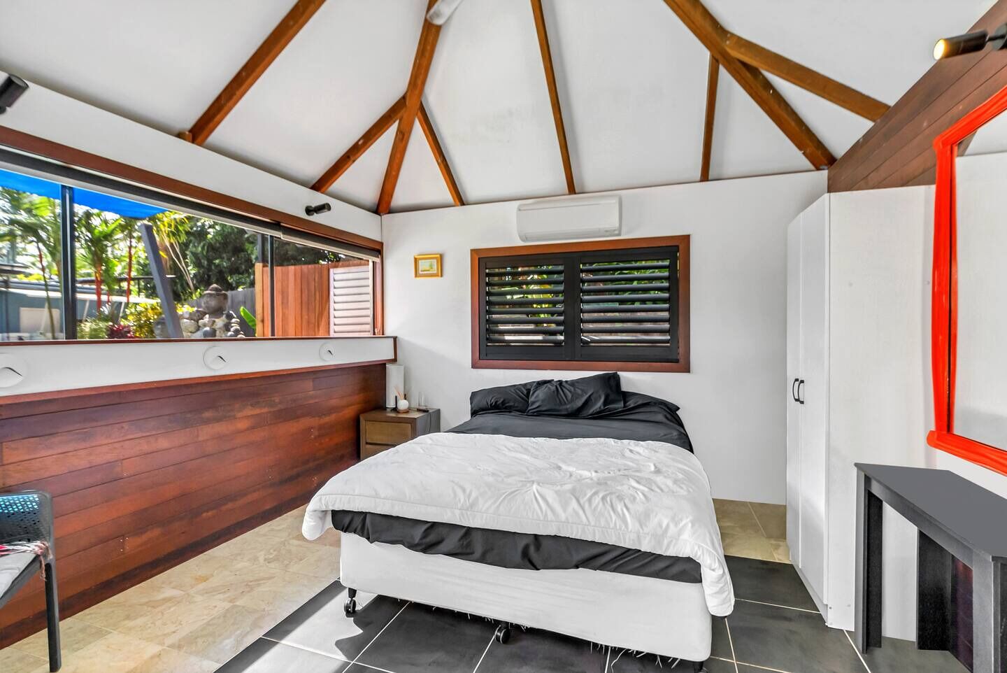 3 bedrooms, iron/ironing board, internet, bed sheets