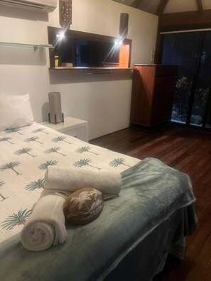 Tabla de planchar con plancha, internet y ropa de cama 