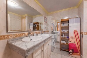 Appartement, 1 chambre, balcon | Salle de bain