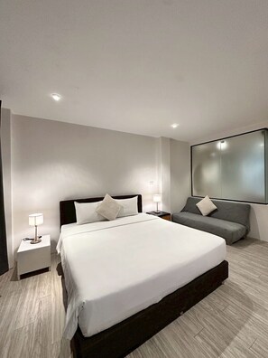 Deluxe Double Room with Shower | In-room safe, desk, laptop workspace, blackout drapes