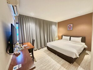 ダブルルーム | セーフティボックス (室内)、遮光カーテン、アイロン / アイロン台、WiFi (無料)