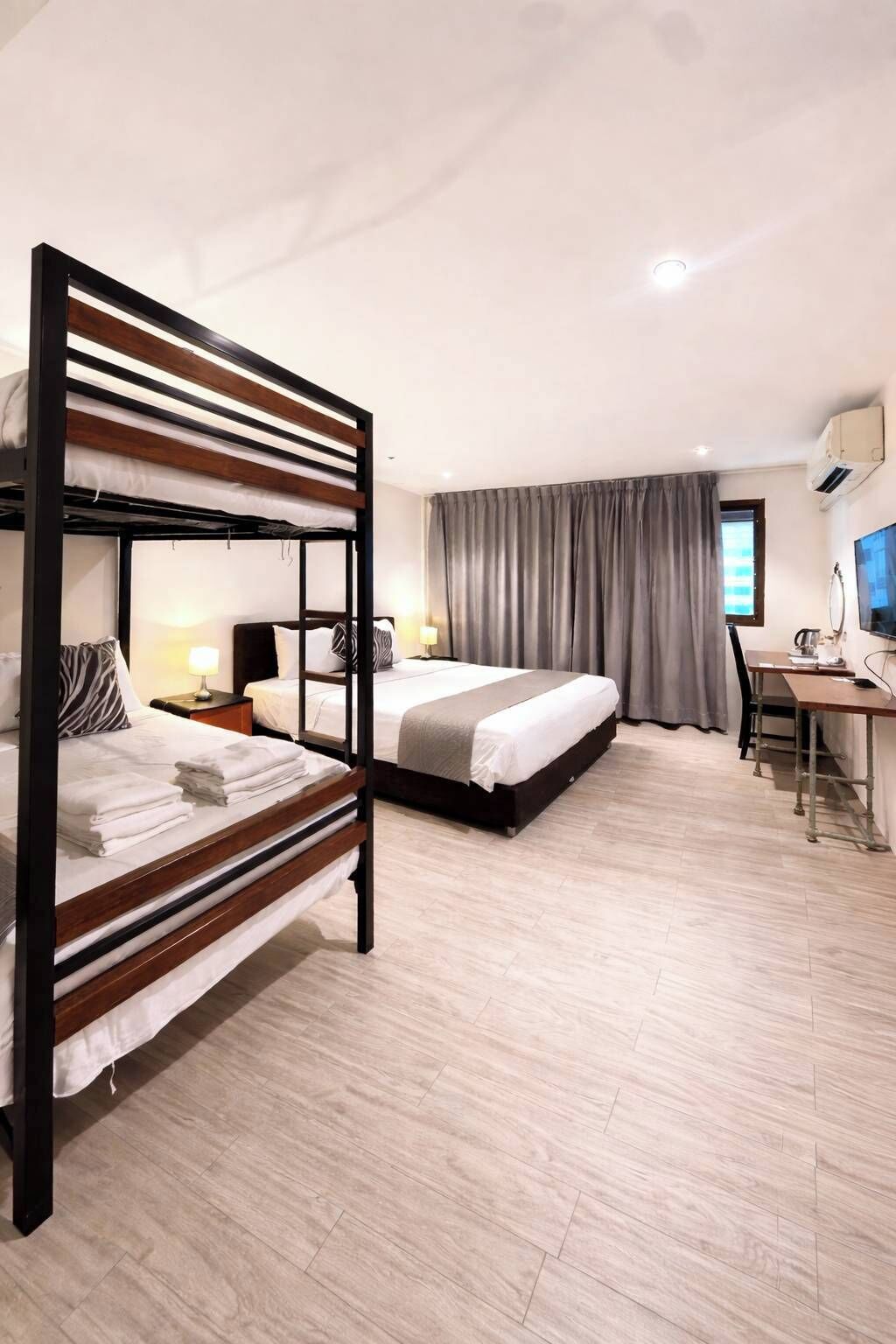 Deluxe Family Suite | セーフティボックス (室内)、遮光カーテン、アイロン / アイロン台、WiFi (無料)