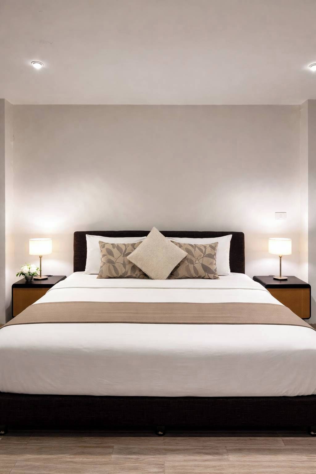 Deluxe Double Room with Shower | Een kluis op de kamer, een bureau, een laptopwerkplek