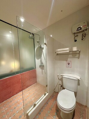 Habitación Deluxe doble | Baño | Artículos de higiene personal gratuitos, secador de pelo y toallas