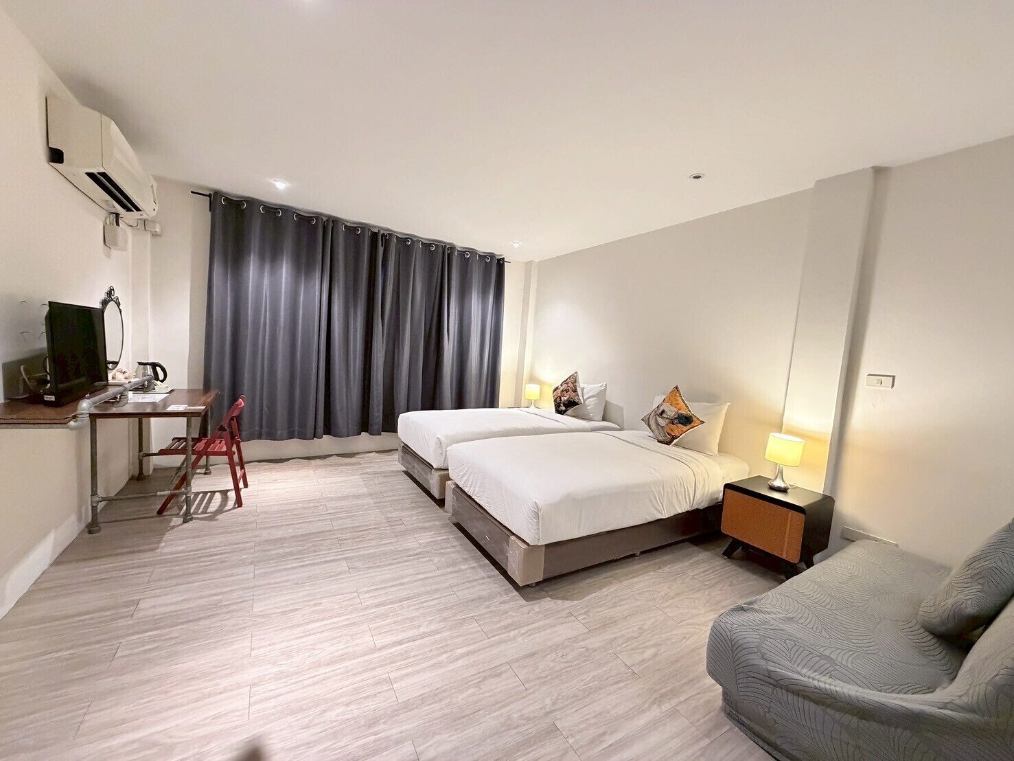 Deluxe Twin Room | In-room safe, blackout drapes, iron/ironing board, free WiFi