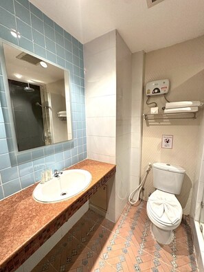 Budget Double Room | Bathroom | Free toiletries, hair dryer, bidet, towels - STUDIO F SUKHUMVIT (Bangkok)