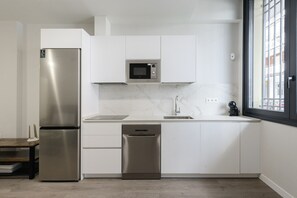 Refrigerador, microondas, lavavajillas y cafetera y tetera
