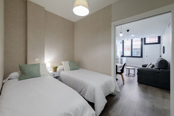 2 Schlafzimmer, Bügeleisen/Bügelbrett