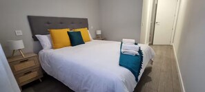 2 chambres, fer et planche à repasser