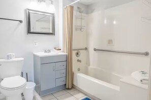 Towels, soap, toilet paper - Beachside 2BR Condo in Destin w/ AC & Gym (Destin)