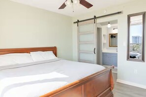 2 bedrooms, iron/ironing board, WiFi, bed sheets - Beachside 2BR Condo in Destin w/ AC & Gym (Destin)