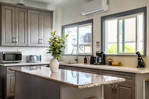 Refrigerador, microondas, horno, placa de cocina