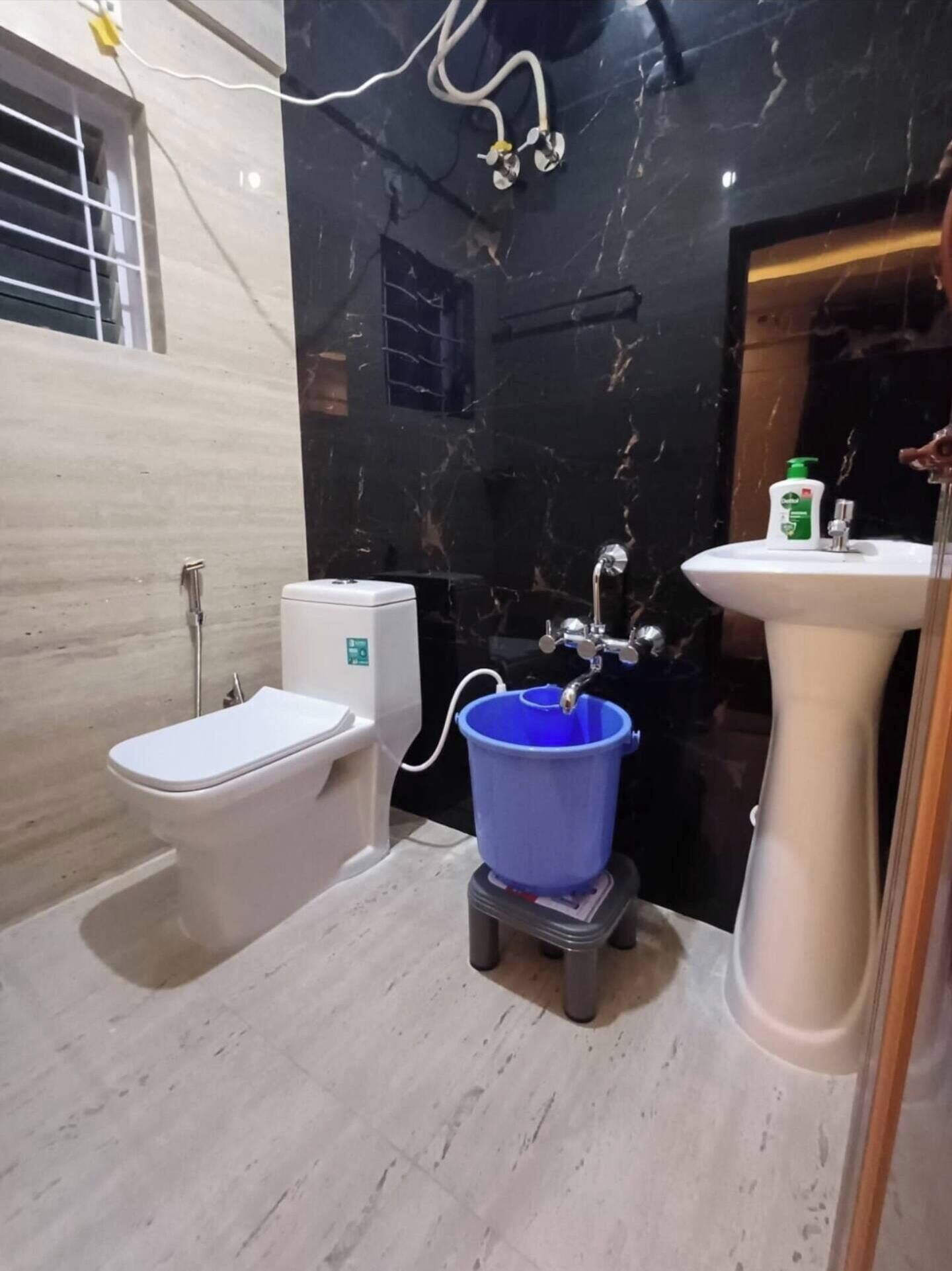 Regadera, toallas, papel de baño 