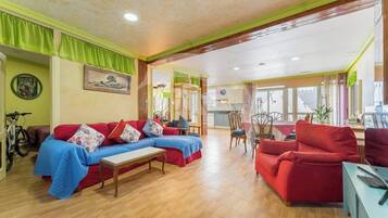 Apartamento, 2 quartos, varanda | Sala de estar