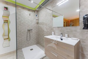 Apartment, 2 Schlafzimmer, Terrasse | Badezimmer